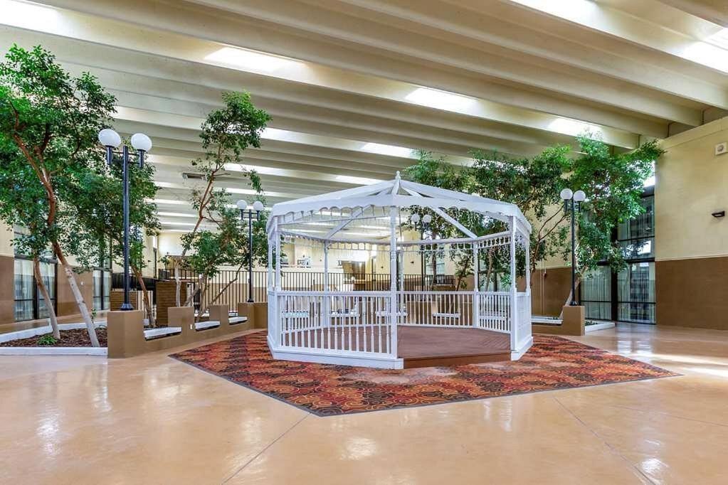 Clarion Inn & Suites, Roswell Exteriör bild
