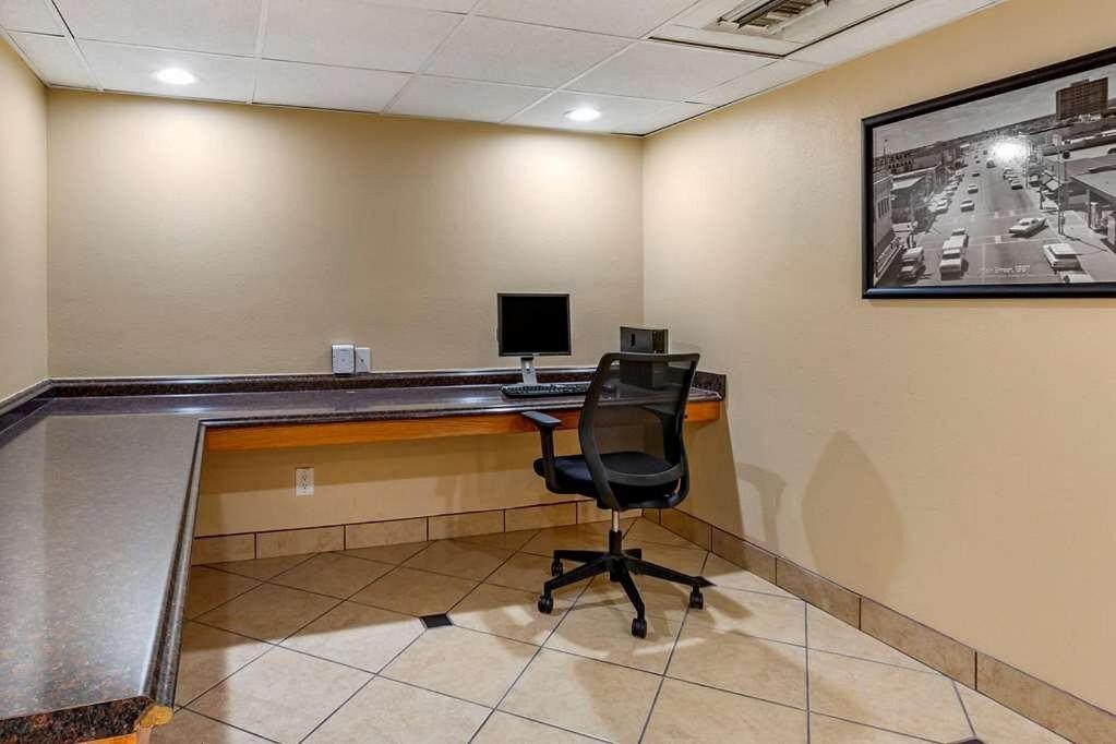 Clarion Inn & Suites, Roswell Exteriör bild