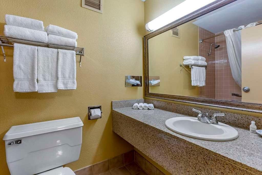 Clarion Inn & Suites, Roswell Exteriör bild